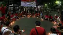 Masyarakat melakukan aksi damai dengan menyalakan lilin di Silang Monas, Jakarta, Kamis (1/6). Dalam aksi tersebut meminta pemerintah bertindak tegas kepada kelompok atau ormas yang berusaha memecah belah bangsa. (Liputan6/JohanTallo)