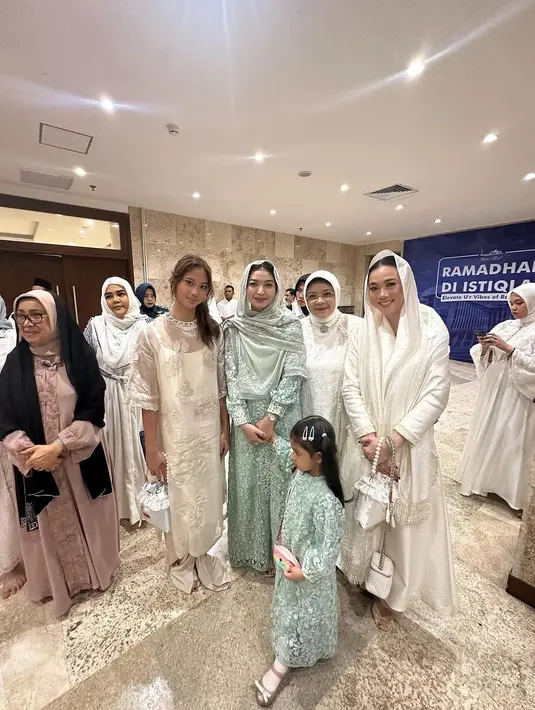 Sholat Ied bareng La Lembah Manah, Selvi Ananda kenakan kaftan dress lace hijau mint. Dipadu dengan kerudung berdetail bordir [@2gek_ayuhenirosan]