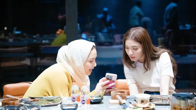 Gaya Akrab Nagita Slavina dan Selvi Ananda Nongkrong Bareng, Tampil Layaknya Bestie Meski Tanpa Outfit yang Sama