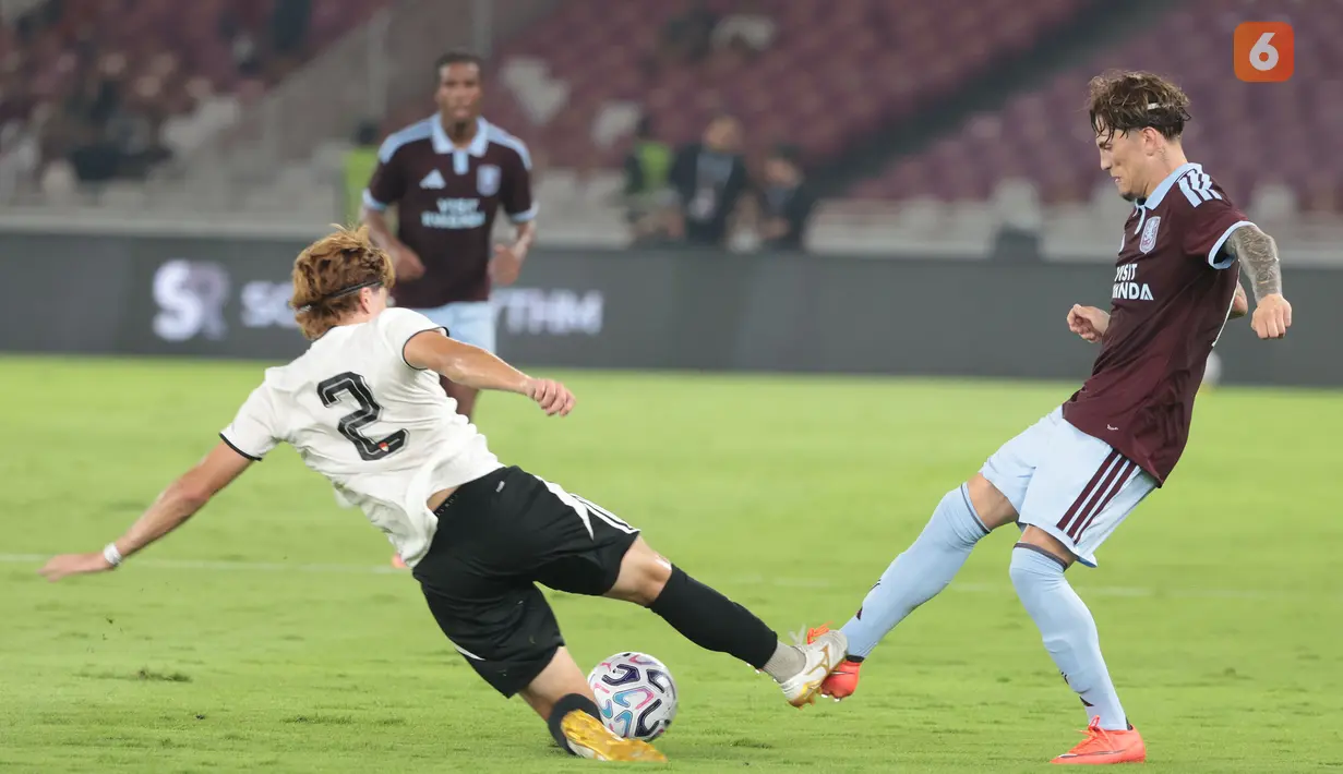 Pesepak bola Aston Villa Alejandro Garnacho berebut bola dengan pesepak bola Indonesia All Stars pada pertandingan bertajuk Aston Villa Pre-Season Tour Indonesia 2026 di Stadion Utama Gelora Bung Karno, Senayan, Jakarta, Sabtu (1/8/2026).