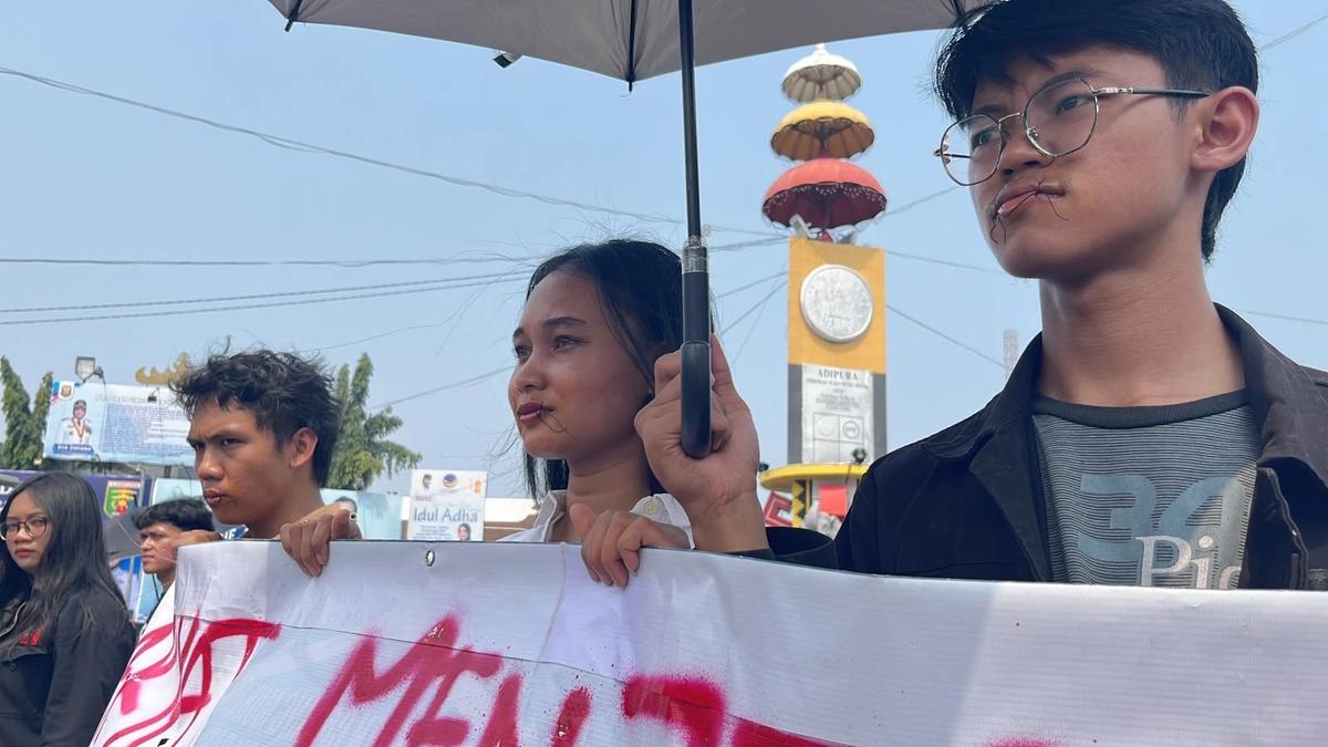 Simbol Keprihatinan Terhadap Kondisi Demokrasi