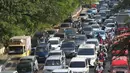 Kendaraan terjebak kemacetan di kawasan Tanjung Barat, Jakarta, (6/7). Meskipun masih suasana libur lebaran, Sejumlah ruas jalan di Jakarta tetap macet. (Liputan6.com/Immanuel Antonius)