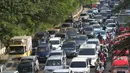 Kendaraan terjebak kemacetan di kawasan Tanjung Barat, Jakarta, (6/7). Meskipun masih suasana libur lebaran, Sejumlah ruas jalan di Jakarta tetap macet. (Liputan6.com/Immanuel Antonius)