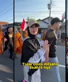 Pemeran yang juga host Chacha Frederica mendampingi suami, Dico Ganindito melepas para biksu yang melewati Kendal. Tampak, Chacha bersama suami ikut jalan kaki bersama para biksu yang akan keluar dari kawasan Kendal untuk melanjutkan berjalan kaki ke Candi Borobudur, Magelang. [Instagram/chafrederica]