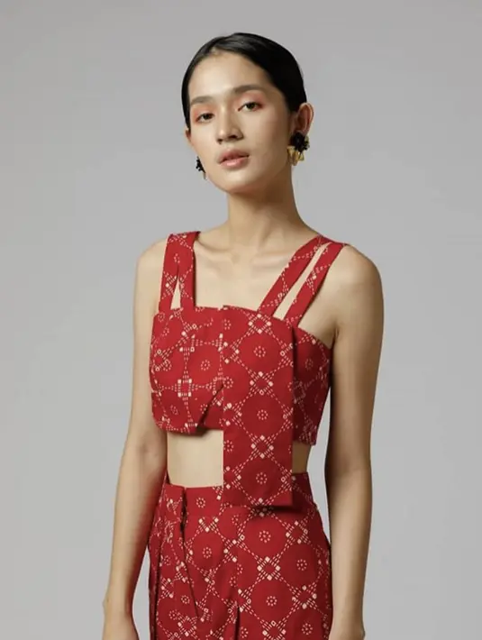 <p>Batik juga menjadi motif yang kerap digunakan oleh Jeanneta Sanfadelia. [Foto: Instagram/ jeannetasfdl]</p>