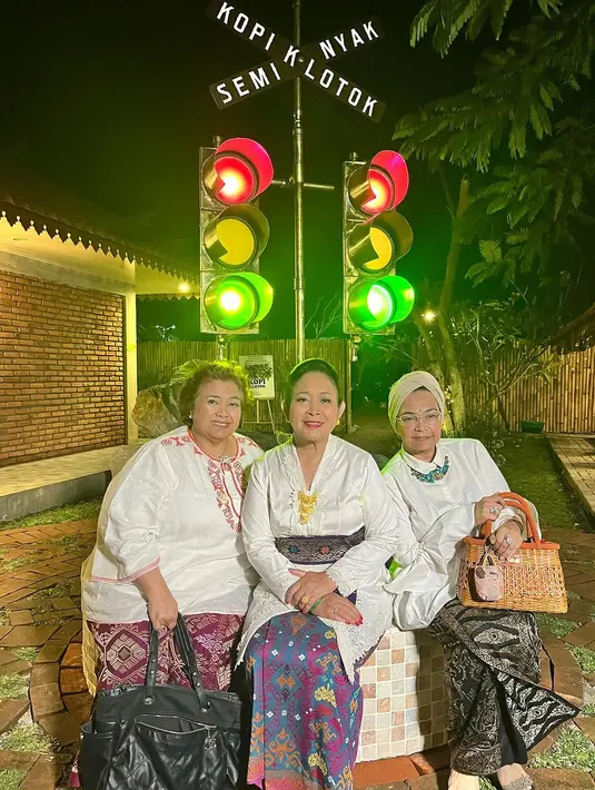 Dalam aktivitas sehari-harinya, Titiek Soeharto lebih banyak mengenakan blus atau baju kurung. [@lalahamid]
