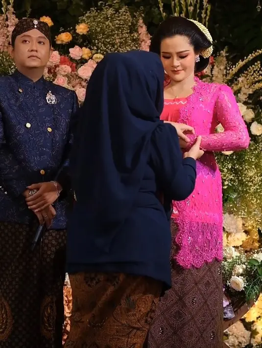 Penampilan Bella Bonita mendapat banyak pujian. Aura keibuannya terpancar saat tengah berbada dua. Tidak hanya memuji penampilan cantik dan anggun Bella Bonita, tapi warganet salah fokus dengan Denny Caknan yang mendampingi. [Instagram/asrileksono_parasasriofficial]