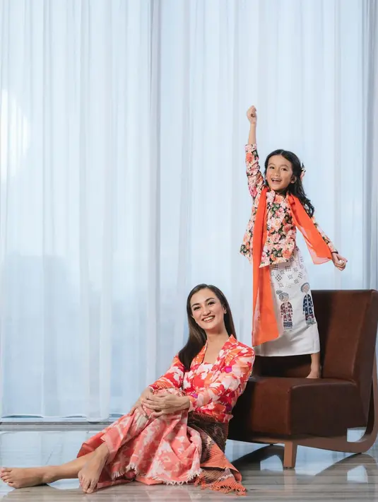 Salma, putri Atiqah Hasiholan, terlihat cheerful kenakan kebaya floral. Dipadukan dengan rok putih dan selendang oranye [@atiqahasiholan]