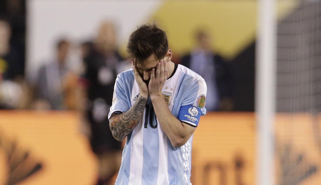 Pemain Argentina, Lionel Messi kecewa usai gagal melakukan penalti saat melawan Cile pada Final Copa America Centenario 2016 di Stadion MetLife, AS, Senin (27/6/2016). (Mandatory Credit: Adam Hunger-USA TODAY Sports)