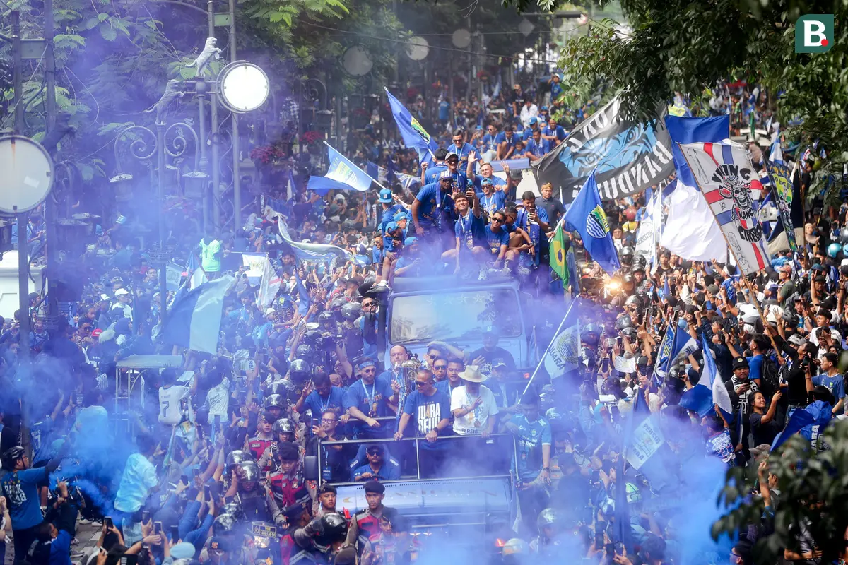 Foto: Euforia Bobotoh dan Pemain Persib Bandung Saat Pawai Juara BRI Liga 1