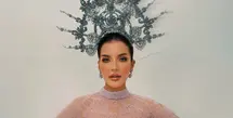 Di tengah permasalahan keuangan yang tengah dihadapinya dengan mantan suami, Tasya Farasya membagikan potret powerful dalam balutan gaun lilac. Ia mengenakan busana korset berbahan satin dengan atasan renda tembus pandang berkerah tinggi, dilengkapi lengan panjang berjuntai bak kain selendang dan peplum renda bergelombang di pinggang. Crown silver tinggi berhias mutiara dan kristal menjadi pusat perhatian di atas rambut yang ditarik rapi ke belakang. [@tasyafarasya]