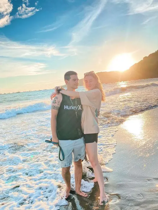 Liburan bareng ke pantai, Natasha dan Ciccio kompak kenakan outfit santai berupa t-shirt dan celana pendek (Instagram/natasharyder).