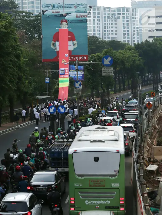 Gubernur DKI Jakarta Anies Baswedan ditemani Wakil Ketua KPK Laode M Syarief secara simbolis menyegel sebuah reklame besar di kawasan Kuningan, Jakarta, Jumat (19/10). (Merdeka.com/Imam Buhori)