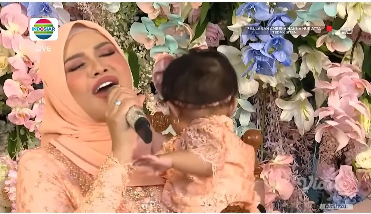 <p>Aurel Hermansyah menggendong Baby Ameena di acara 7 bulanan Tedak Siten. (Indosiar/Vidio)</p>