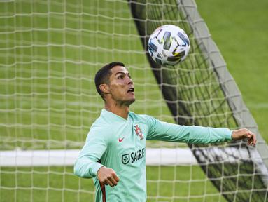 Pemain Portugal, Cristiano Ronaldo, saat menjalani sesi latihan jelang berlaga di UEFA Nations League 2020 di Friends Arena, Swedia, Selasa (8/9/2020). Portugal akan berhadapan dengan Swedia. (AFP/Jonathan Nackstrand)