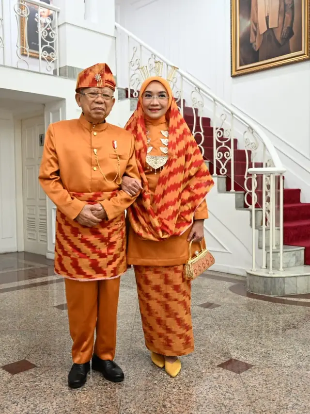 Wakil Presiden (Wapres) Ma’ruf Amin didampingi Ibu Hj. Wury Ma’ruf Amin mengenakan busana adat Pontianak, Kalimantan Barat dari Suku Melayu Sambas. (Delvira Hutabarat).