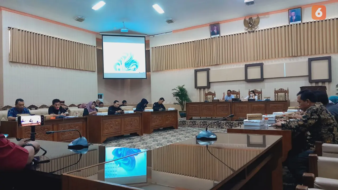 Rapat dengar pendapat hilangnya ribuan data Bansos Desa Jambewangi di Gedung DPRD Banyuwangi (Hermawan Arifianto/Liputan6.com)