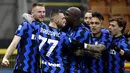 Pemain Inter Milan Skriniar (kiri) merayakan golnya ke gawang Atalanta bersama rekan satu timnya pada pertandingan Serie A di Stadion San Siro, Milan, Italia, Senin (8/3/2021). Inter Milan menang 1-0. (AP Photo/Luca Bruno)