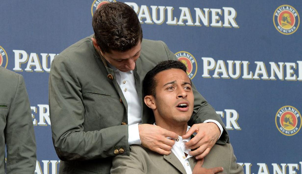 Robert Lewandowski pun menggoda Thiago Alcantara. (AFP Photo/Christof Stache)