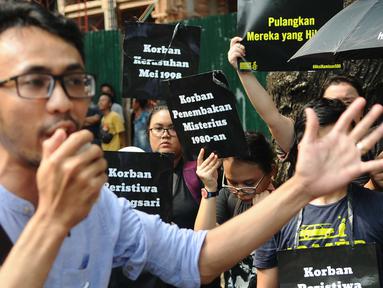 Aktivis HAM melakukan orasi saat menggelar aksi di depan kantor Komnas HAM di Jakarta, Selasa (11/12). Aktivis menuntut penyelesaian kasus pelanggaran HAM yang terjadi di Indonesia. (Liputan6.com/Angga Yuniar)
