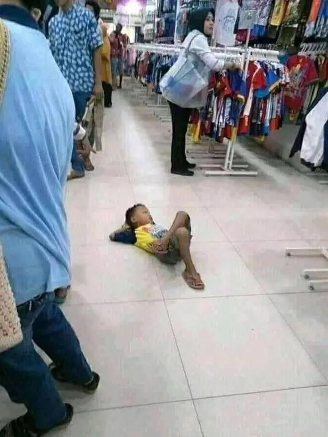 6 Tingkah Anak-Anak Rebahan di Sembarang Tempat Ini Absurd, Kocak