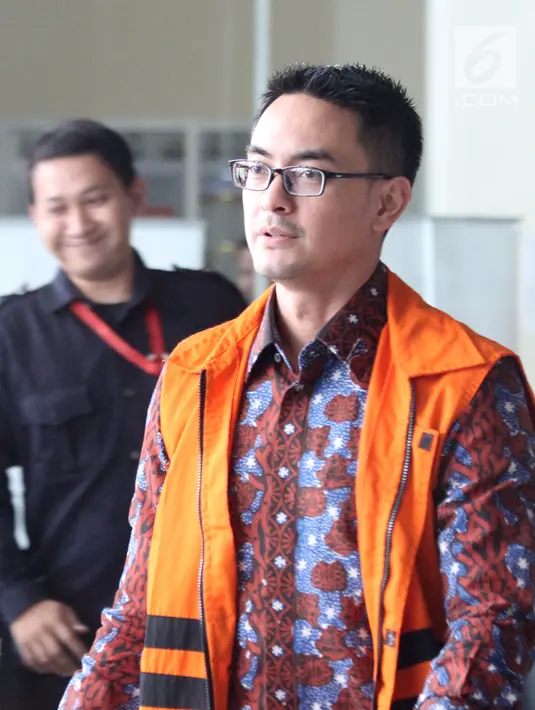 Gubernur Jambi nonaktif Zumi Zola usai menjalani pemeriksaan di Gedung KPK, Jakarta, Rabu (11/7). Zumi Zola menjalani pemeriksaan sebagai saksi untuk tersangka mantan Plt Kadis PUPR Jambi Arfan. (Liputan6.com/Herman Zakharia)