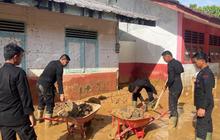 Brimob Polda Sumut Bersihkan SD di Tapteng Pascabanjir, Pulihkan Aktivitas Belajar Mengajar