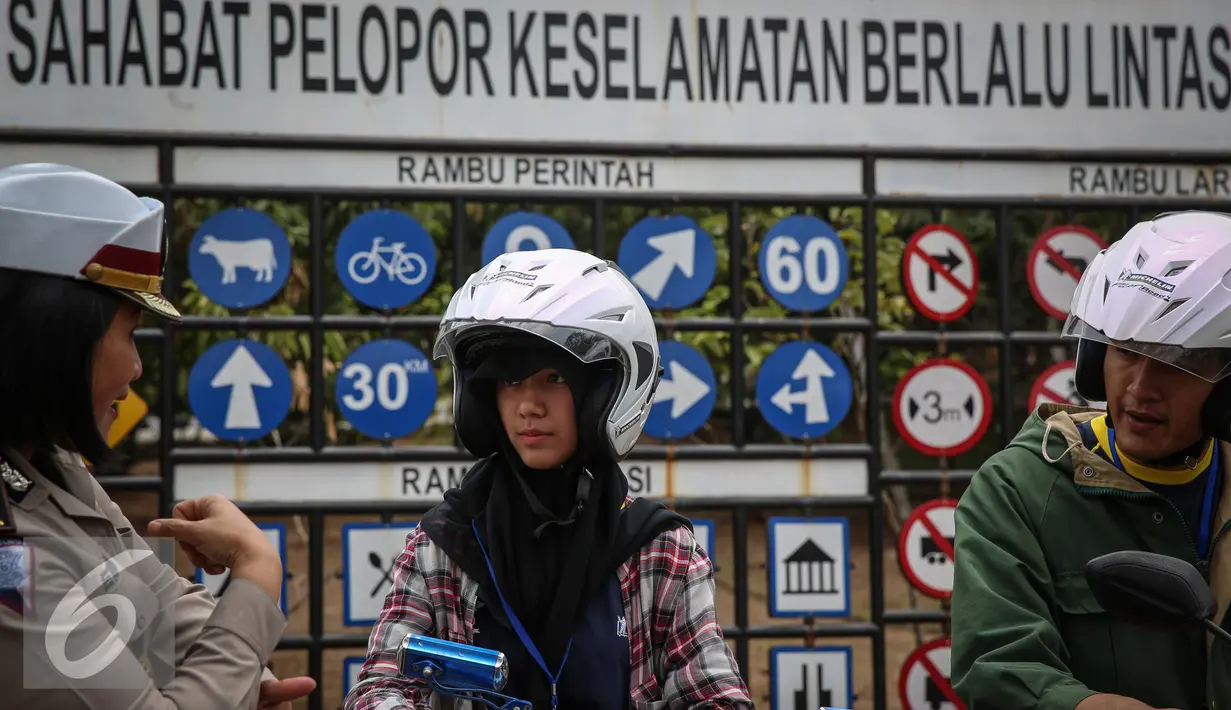 Pelajar memperhatikan sesi edukasi dan sosialisasi program Road Safety "Tunjukkin Safetymu! Ayo Uji SIM", di Jakarta, Sabtu (19/9/2015). Program ini Bertujuan menjaga keselamatan dan terhindar dari kecelakaan lalu lintas. (Liputan6.com/Faizal Fanani)