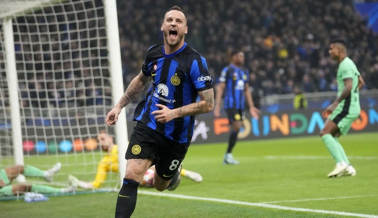 Pemain Inter Milan, Marko Arnautovic, melakukan selebrasi setelah mencetak gol ke gawang Atletico Madrid dalam duel leg pertama babak 16 besar Liga Champions di Stadion Giuseppe Meazza, Rabu (21/2/2024). Inter menang dengan skor tipis 1-0. (AP Photo/Luca Bruno)