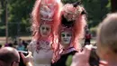 Peserta berpose untuk di foto saat mengikuti Victorian Picnic selama festival Wave Gotik Treffen (WGT) di Leipzig, Jerman (6/2). WGT adalah festival gotik terbesar di dunia yang digelar setiap tahun. (AP Photo/Jens Meyer)