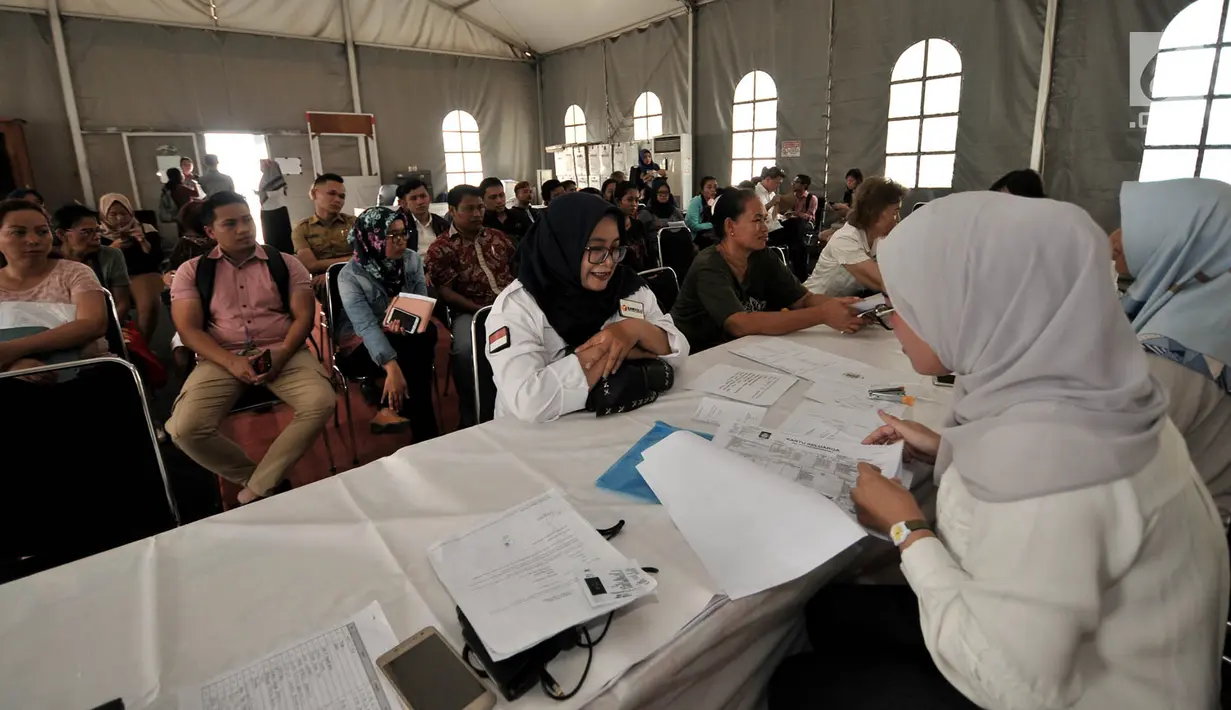 Warga mengurus surat pemindahan Tempat Pemungutan Suara (TPS) atau formulis A5 di Kantor KPUD Jakarta Pusat, Jakarta, Senin (8/4). Pemindahan TPS memiliki  syarat tertentu antara lain sakit, tertimpa bencana alam, tahanan, dan penugasan saat hari pencoblosan. (merdeka.com/Iqbal S. Nugroho)