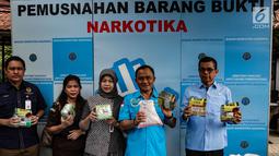 Kepala BNN, Komjen Heru Winarko menunjukkan barang bukti narkoba sebelum dimusnahkan di Gedung BNN, Jakarta, Jumat (1/3). Narkoba yang dimusnahkan  merupakan hasil tangkapan BNN dari November 2018 hingga Januari 2019. (Liputan6.com/Faizal Fanani)