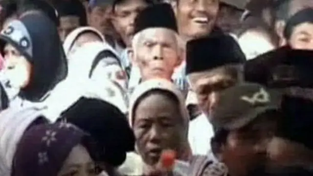 Berdesakan Antre BLSM, Lansia Pingsan