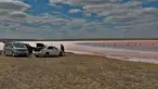 Wisatawan beristirahat di dekat Danau Kobeituz di Kawasan Akmola, Kazakhstan utara (20/6/2020). Danau Kobeituz terkenal dengan warna merah mudanya dan populer di kalangan wisatawan lokal. (Xinhua/Kalizhan Ospanov)