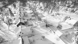 Foto udara memperlihatkan salju menyelimuti lingkungan di Cheektowaga, New York, Amerika Serikat, 25 Desember 2022. Cuaca ekstrem ini juga membuat ribuan rumah tidak mendapatkan aliran listrik. (John Waller via AP)