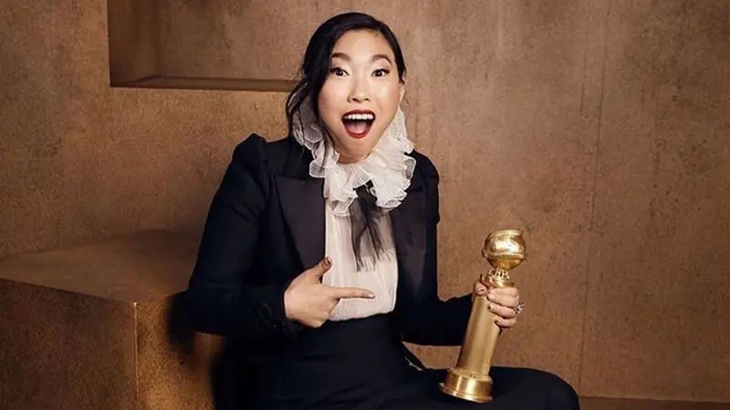 6 Pesona Awkwafina, Aktris Berdarah Asia Pertama yang Menangkan Golden Globe 2020