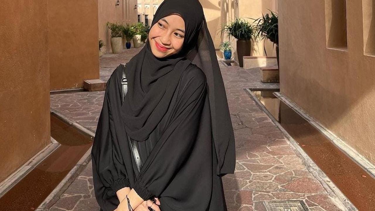 5 Model Gamis Hitam Polos Terbaru untuk Remaja, Tampil Stylish dan Fresh di 2025