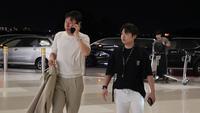 Shin Tae-yong dan Jeong Seok-seo di Terminal 3 Bandara Soekarno-Hatta, Tangerang, Banten, Minggu (14/12/2025) malam. (Bola.com/Abdul Aziz)