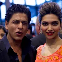 Shahrukh Khan meledek Deepika Padukone yaang kehilangan suaranya. (AFP/Bintang.com)