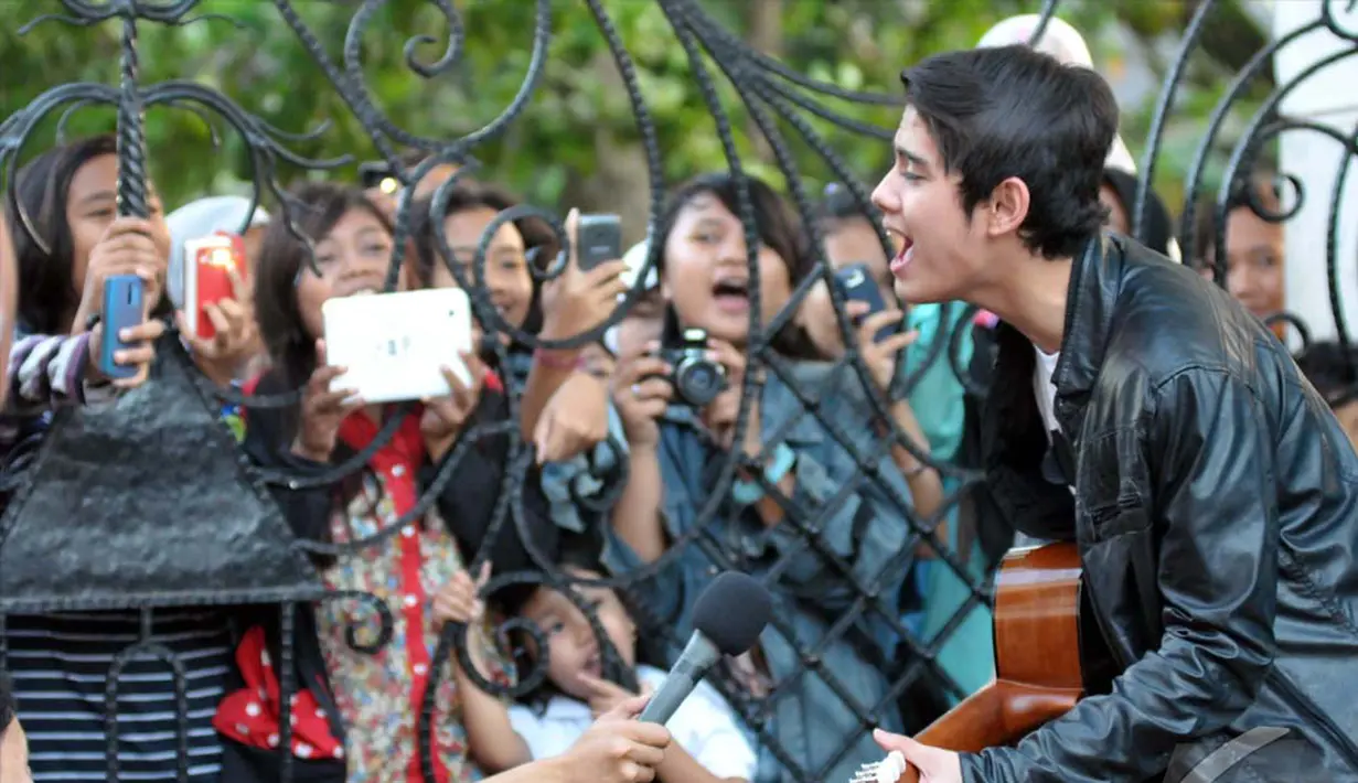 Pria kelahiran Jakarta, 26 Oktober 1996 ini mencoba memainkan gitar dan bernyanyi di depan para penggemarnya, Jakarta, Jumat (11/07/2014) (Liputan6.com/Panji Diksana)