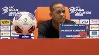 Pelatih berkebangsaan Belanda tersebut mengaku sangat kecewa dengan hasil akhir pertandingan tersebut yang membuat Timnas Indonesia gagal mentas di Piala Dunia 2026. (Bola.com/Hery Kurniawan)