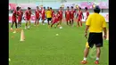 Memasuki babak semifinal laga pamungkas Grup A SCM Cup 2015, pemain Arema Cronus berlatih dan tes rumput di Stadion Jakabaring Palembang, Sabtu (24/1/2015). (Liputan6.com/Johan Tallo)