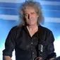 brian may rela bayar tiket pesawat untuk gitarnya