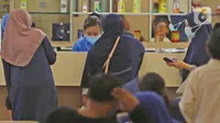 Warga menebus obat di RS Mitra Keluarga, Depok, Senin (2/3/2020). Sebanyak 70 petugas medis di RS Mitra Keluarga Depok, Jawa Barat, dirumahkan. Petugas tersebut sempat berinteraksi dengan dua pasien yang positif terinfeksi virus korona COVID-19. (Liputan6.com/Herman Zakharia)