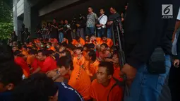 Sejumlah tersangka dihadirkan saat rilis Operasi Cipta Kondisi jelang Asian Games 2018 di Polda Metro Jaya, Jakarta, Jumat (13/7). Polda Metro Jaya melakukan operasi ini sejak tanggal 3-12 Juli 2018. (Merdeka.com/Imam Buhori)