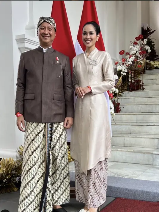 Sekilas kebaya yang dikenakan tampak sederhana, namun sentuhan elegan melalui aksesori menawan jadikan total look-nya semakin memikat. [Foto: Instagram/ Loemongga]