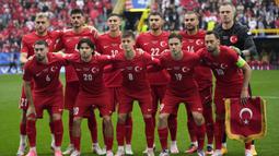 Para pemain starting XI Timnas Turki berfoto bersama jelang dimulainya laga matchday pertama Grup F Euro 2024 menghadapi Timnas Georgia di Westfalenstadion, Dortmund, Jerman, Selasa (18/6/2024). (AP Photo/Alessandra Tarantino)