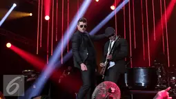 Penyanyi Robin Thicke saat beraksi dalam acara Java Jazz Festival 2016 di JIExpo, Jakarta, Jumat (4/3). Sebanyak 100 pertunjukkan musik ditampilkan dalam Java Jazz Festival 2016. (Liputan6.com/Angga Yuniar)