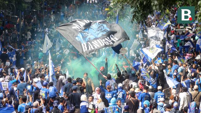 Foto: Euforia Bobotoh dan Pemain Persib Bandung Saat Pawai Juara BRI Liga 1