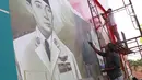 Pekerja tengah membuat mural detik detik proklamasi kemerdekaan Republik Indonesia di Pondok Aren, Tangerang Selatan, Rabu (22/7/2020). Pembuatan mural tersebut untuk menyambut HUT Kemerdekaan RI ke-75 pada bulan Agustus mendatang. (Liputan6.com/Angga Yuniar)